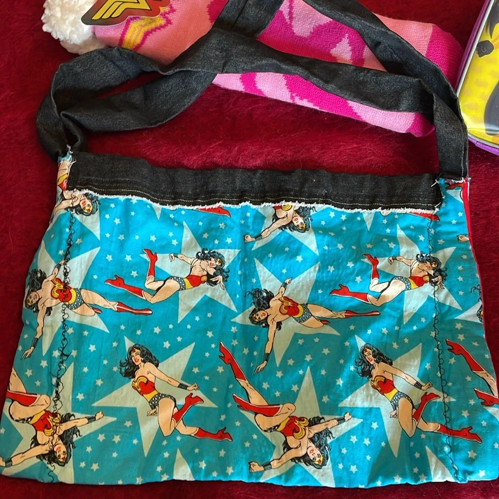WONDER WOMAN PADDED BACKPACK,LUNCHBOX DOLL,TOTE, SHERPA LINED SOCKS BUNDLE OF 5